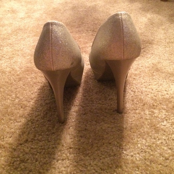 NWOT Gold Glitter Heals🌟 - Picture 3 of 4